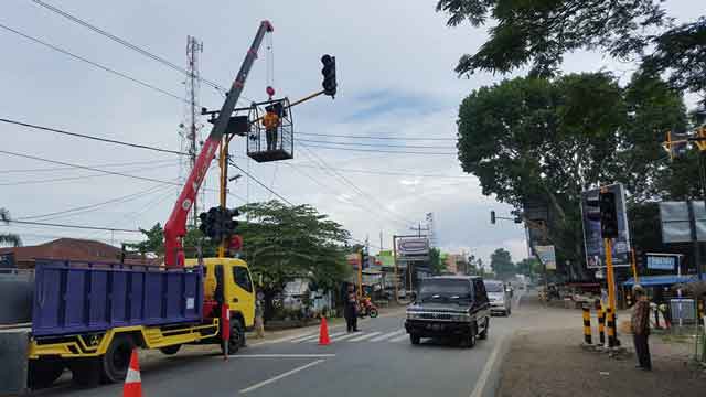 Pasang Lampu Lalu Lintas - Mekatrindo - indotraffic.net
